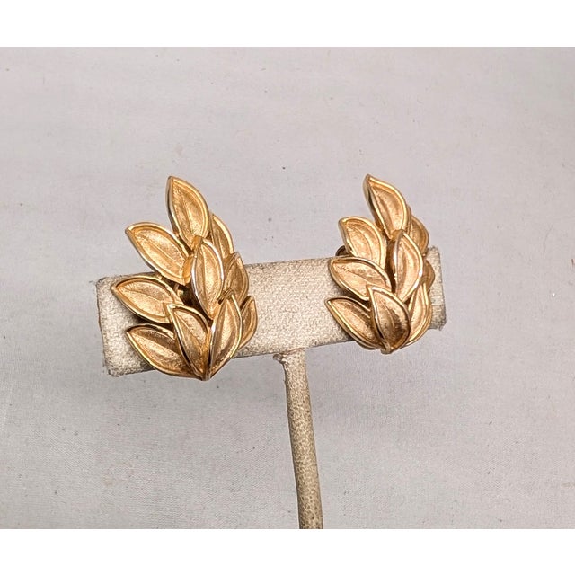 Vintage 1966 Signed Crown Trifari Goldtone Leaves Clip Earrings -2 Pieces For Sale In Philadelphia - Image 6 of 8