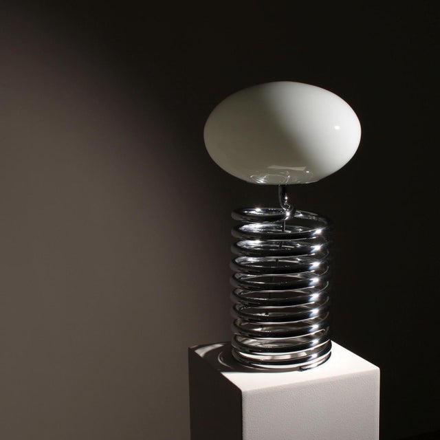 ​This table lamp is a quintessential design classic, designed by Ingo Maurer in the late 1960s for his own company Design...
