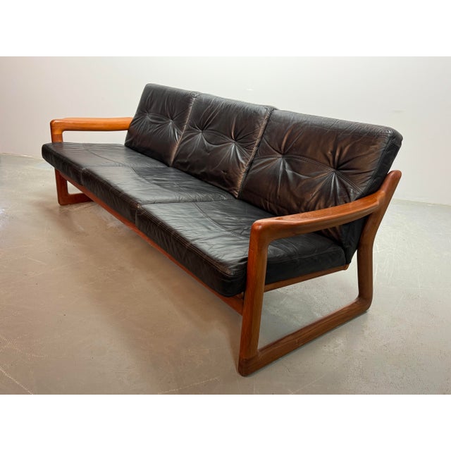 Mid-Century Modern Sofa in Teak with Black Leather Cushions by Sven Ellekaer for Komfort, Denmark, 1970s For Sale - Image 10 of 10