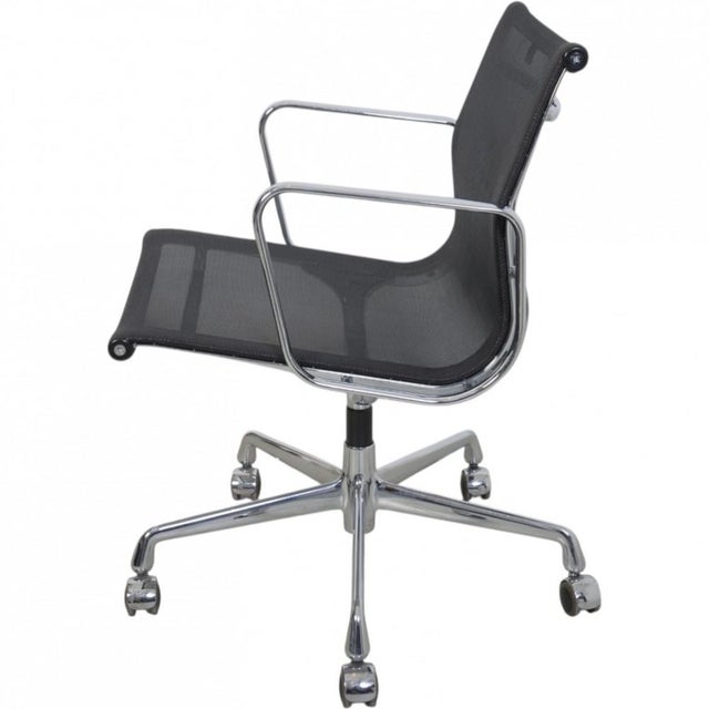 EA-117 Office Chair in Black Mesh by Charles Eames, 2000s For Sale - Image 13 of 17