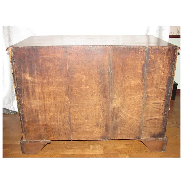 Antique English Elm and Walnut George II Chest of Drawers 18th Century Circa 1730 For Sale - Image 4 of 12