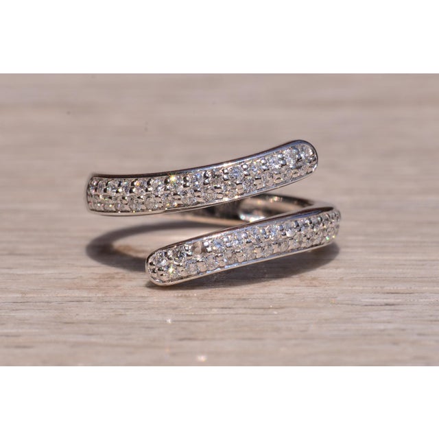 1990s The Benson Drive: Diamanti Signed Diamond Bypass Ring in White Gold with Diamonds For Sale - Image 5 of 12