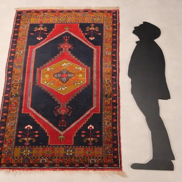 Hand-woven Jorun rug in cotton and wool, large knot. Good condition. This piece is attributed to the mentioned...