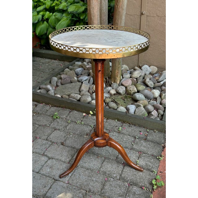 The Louis XVI télescopique et acajou tilt-top guéridon is a refined example of late 18th-century French furniture,...