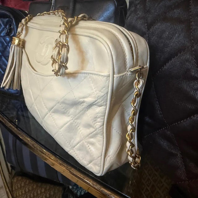 Animal Skin A 1988 Iconic Chanel Matelasse Cream Lamb Skin Shoulder Bag For Sale - Image 7 of 18