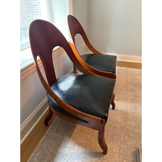 Pair of Mid-Century Michael Taylor for Baker Mahogany Spoonback Slipper Chairs – Original Black Leather & Brass Tacks For Sale - Image 14 of 14