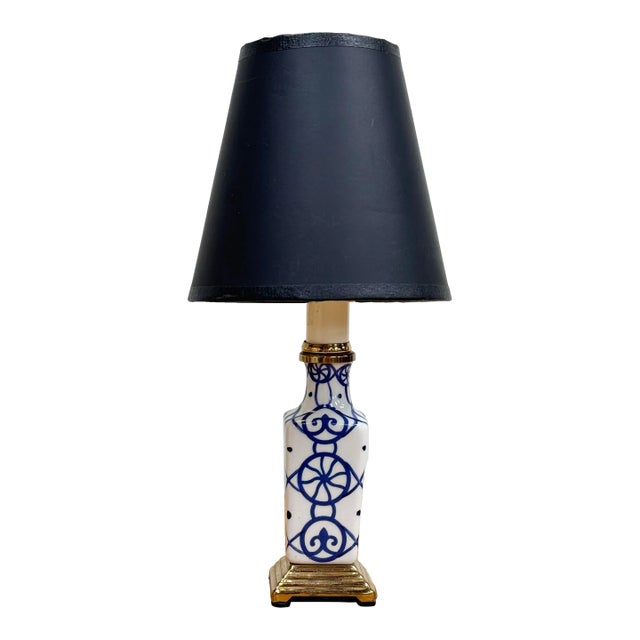 Vintage Chinoiserie Style Porcelain Boudoir Lamp For Sale