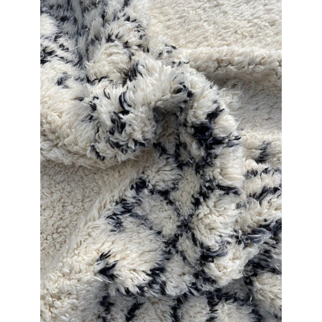 Mid-Century Modern White Modern Abstract Minimalist Area Rug For Sale - Image 3 of 8