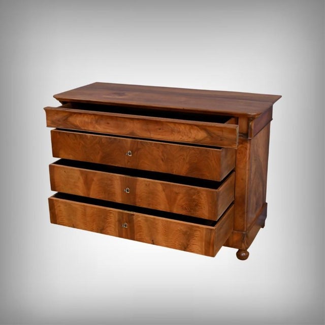 A superb walnut burl chest of drawers, this Restoration period piece, made in the first half of the 19th century,...