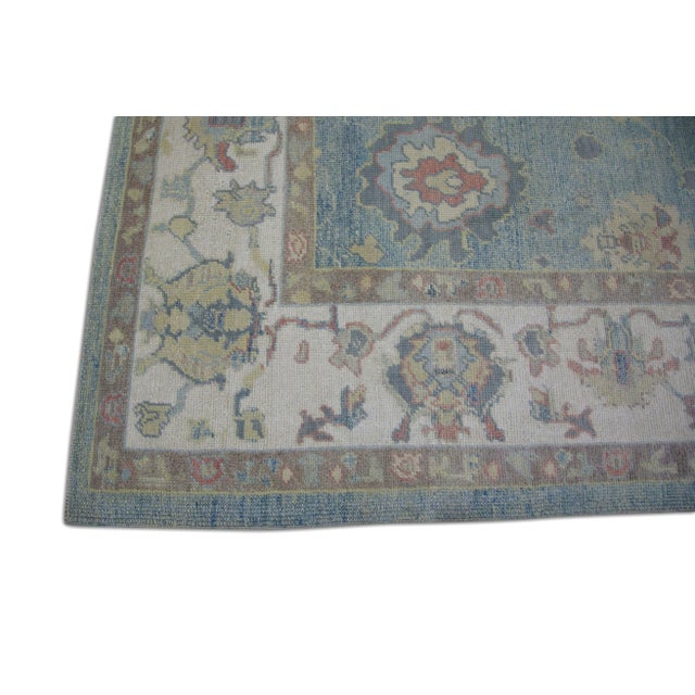 This modern Turkish Oushak rug is a stunning piece of art that has been handwoven using traditional techniques by skilled...