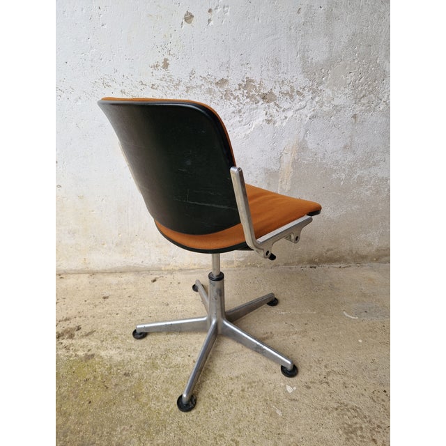 Iconic 1960s swivel chair designed by Giancarlo Piretti for Anonima Castelli. Die-cast aluminum frame, five-star base, and...