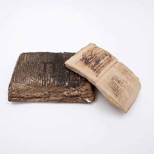 Set of "White & Books" ceramics "Fond d'Atelier" - N.Lebrun - Belgium 1970s Wear consistent with age and use Measures :...