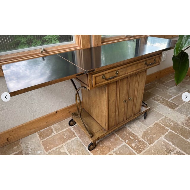 Mid-Century Modern Vintage Mastercraft 1970 Grand Rapids Expandable Burlwood & Brass Rolling Bar Cart Server For Sale - Image 3 of 8