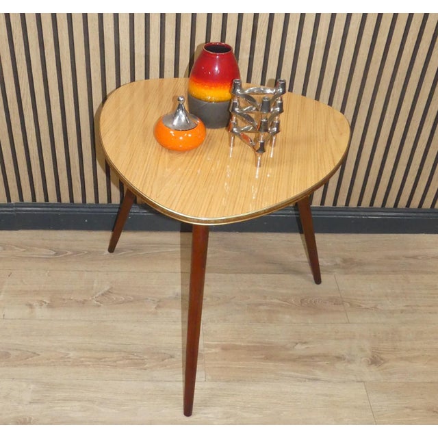 **CLASSIC** elegant table Side table/coffee table COCKTAIL TABLE on three legs Formica table top with a special look:...