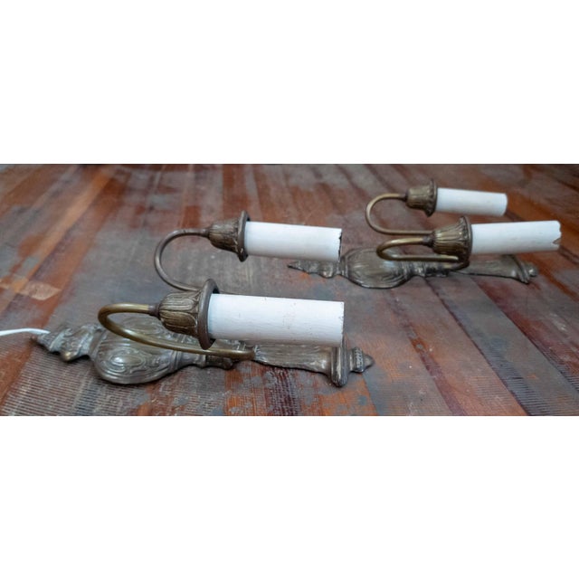 20th Century American Pair of Brass Wall Sconces in Georgian Adams Revival Style For Sale - Image 9 of 17