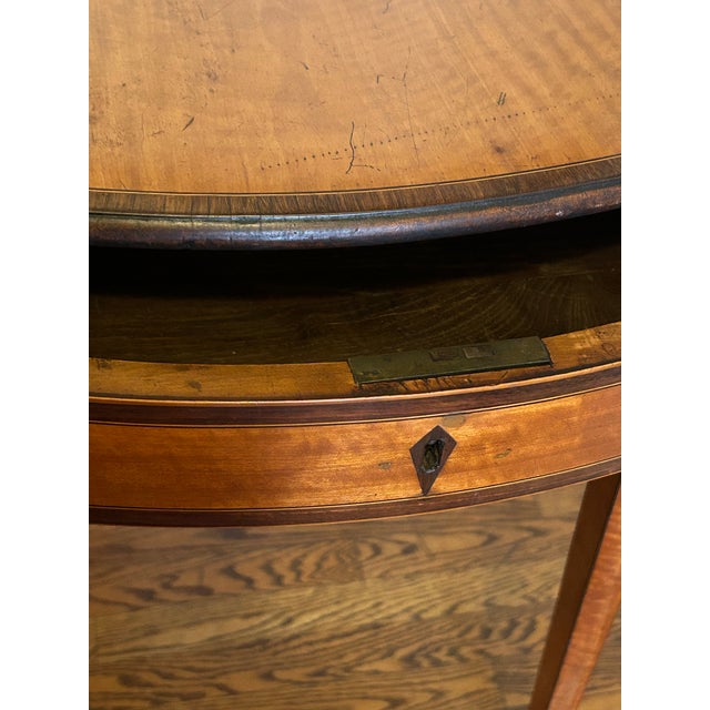 A fine 18c satinwood table with rosewood crossbanding and cuffed feet. This table is in beautiful condition, having an...