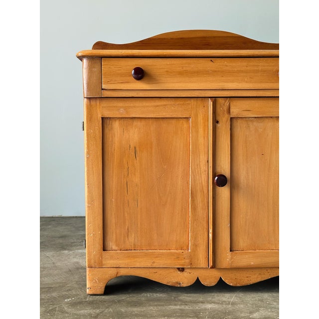 1930s Vintage American Farmhouse Pine Washstand Cabinet Sideboard For Sale - Image 5 of 18