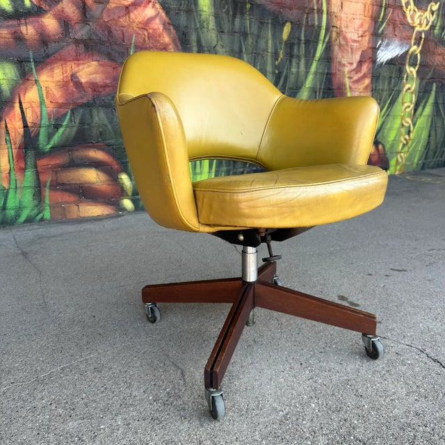 Mid-Century Modern Rolling Eero Saarinen for Knoll “Executive” Office Chair With Walnut Base For Sale - Image 3 of 12