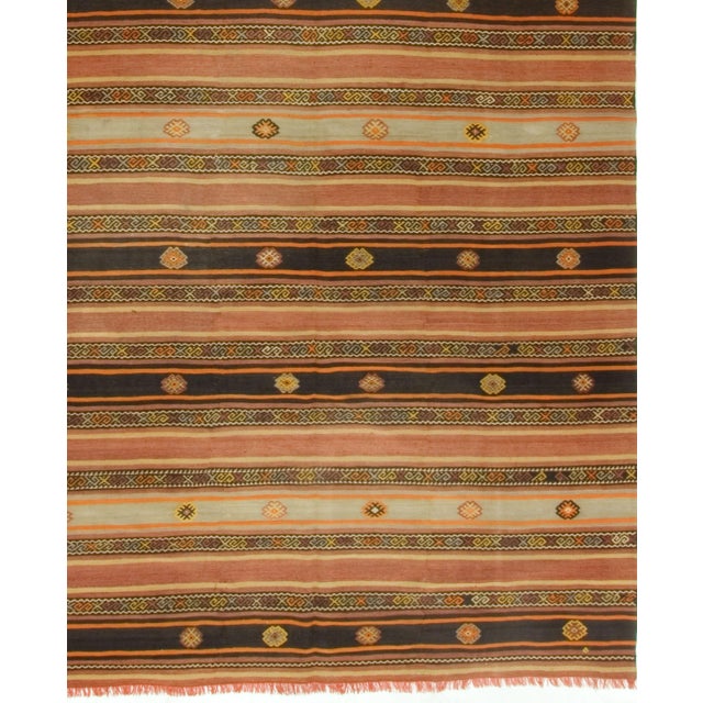This vintage Turkish flat-weave Kilim, handwoven in the 1940s, embodies simplicity and boldness. Its design can...