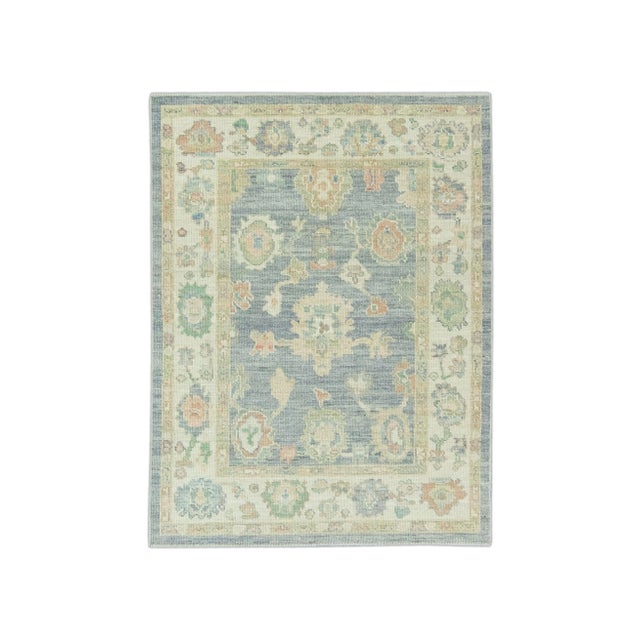 This modern Turkish Oushak rug is a stunning piece of art that has been handwoven using traditional techniques by skilled...