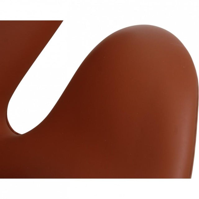 2000 - 2009 Swan Chair in Walnut and Leather by Arne Jacobsen, 2000s For Sale - Image 5 of 18