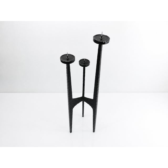 Brutalist Large Brutalist Tripod Chandelier in Hammered Wrought Iron, Europe, 1960 For Sale - Image 3 of 11