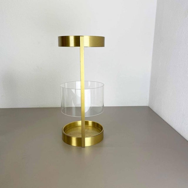 This original vintage Hollywood Regency umbrella stand was produced in the 1970s in Italy. It is made of solid brass and...