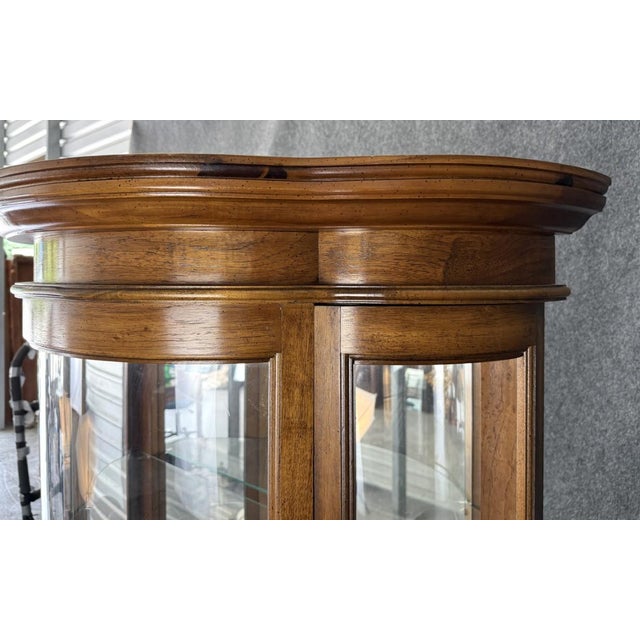 Late 20th Century Pulaski Furniture Co. Bombe Front Curio Cabinet For Sale - Image 11 of 14