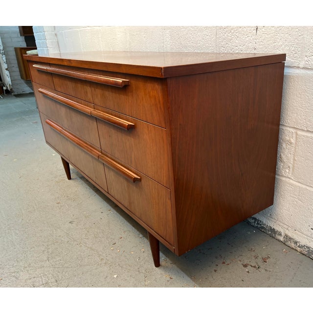 Vintage Walnut Nine Drawer Dresser by Drew Furniture For Sale In New York - Image 6 of 15