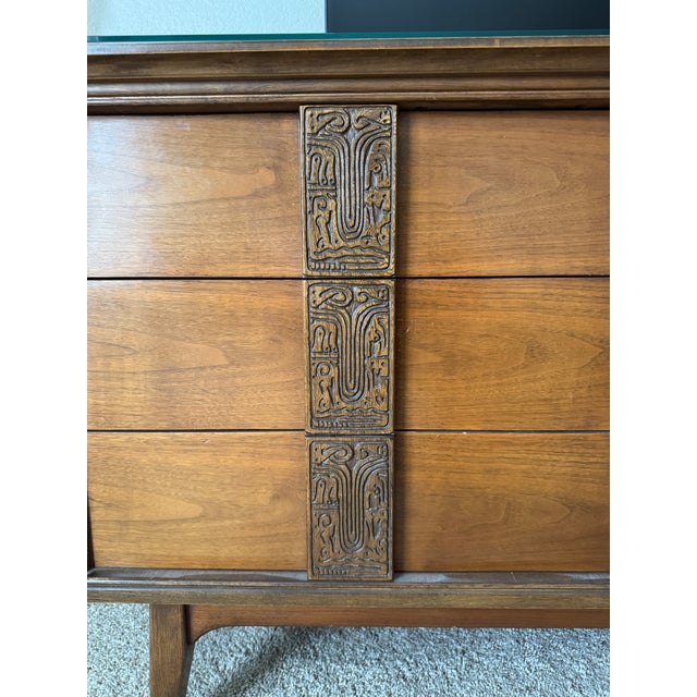 Cinnamon 1960s Bassett Furniture Industries Mid Century Modern Dresser and Nightstand, 2 Pieces For Sale - Image 8 of 17