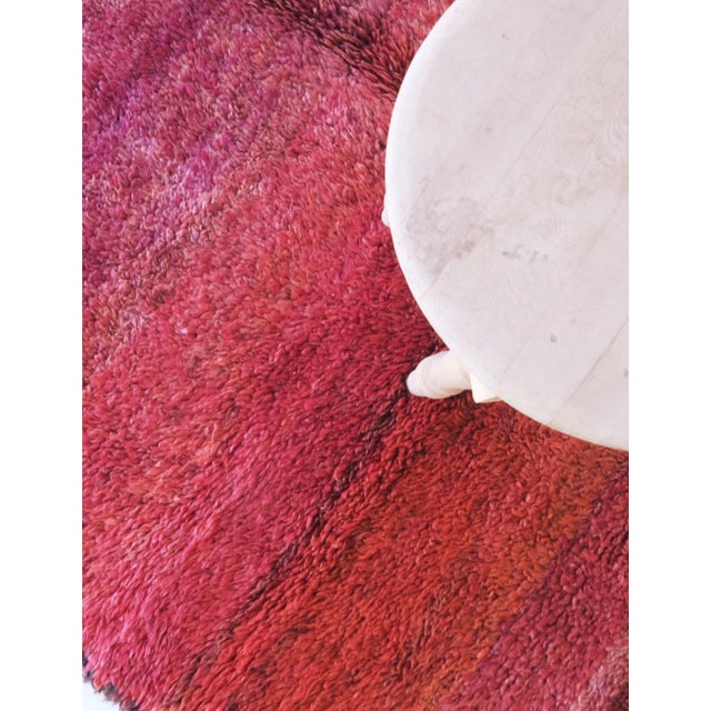 1980s Solid Red Moroccan Wool Rug - 8.6 X 5.1 Ft For Sale In Cleveland - Image 6 of 8