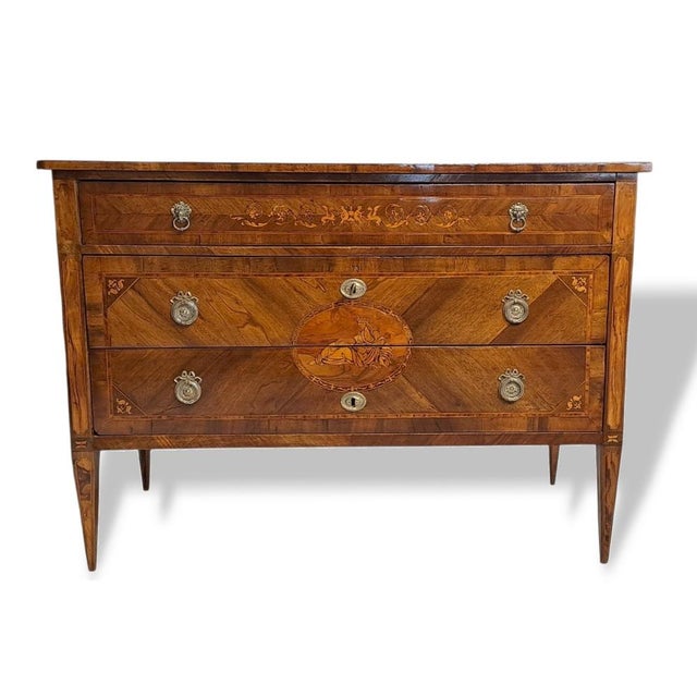 Elegant Lombard Neoclassical Chest of Drawers – Mid-19th Century Splendid three-drawer chest of drawers from the Lombardy...