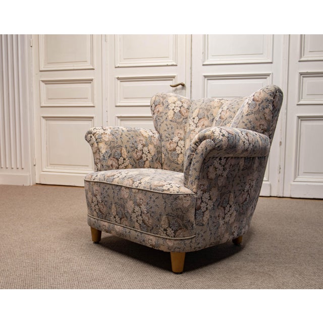 Elegant 1940s Danish lounge chair, combining generous proportions with a softly sculpted silhouette and exceptional...