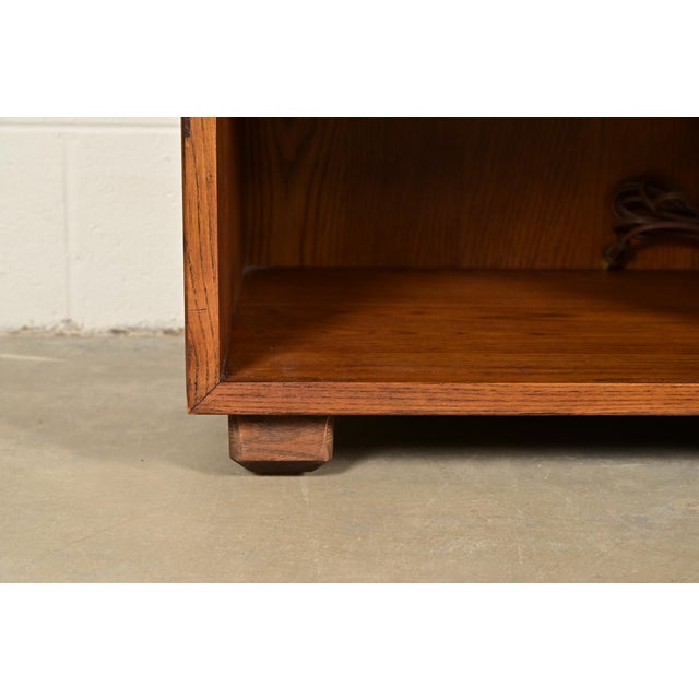 Henredon Mid-Century Modern Campaign Oak Nightstands, Pair For Sale - Image 11 of 15