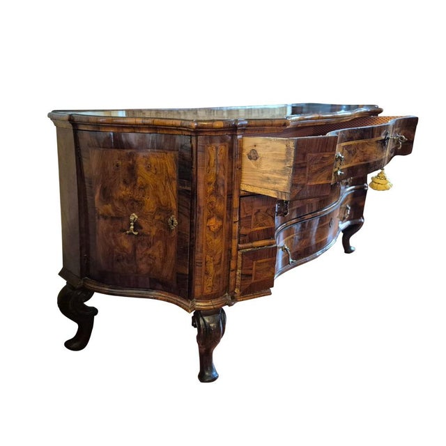 Baroque Inlaid Walnut and Burl Wood Commode with Serpentine Front and Cabriole Legs, 1780s For Sale - Image 4 of 17