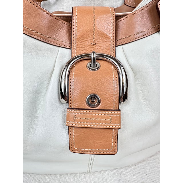 Coach Vintage Y2k Coach Off-White & Tan Leather Soho Lynn Hobo Bag For Sale - Image 4 of 12