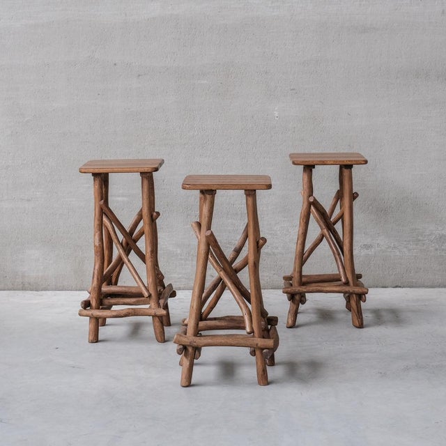 Mid-Century Wooden Sculpture Pedestal Bar Stool in the style of Adirondack, in Good conditions. Designed 1970 to 1979