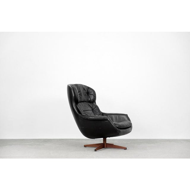 This modernist swivel armchair was manufactured by Selig Imperial in Sweden during the 1970s. The armchair is made of...