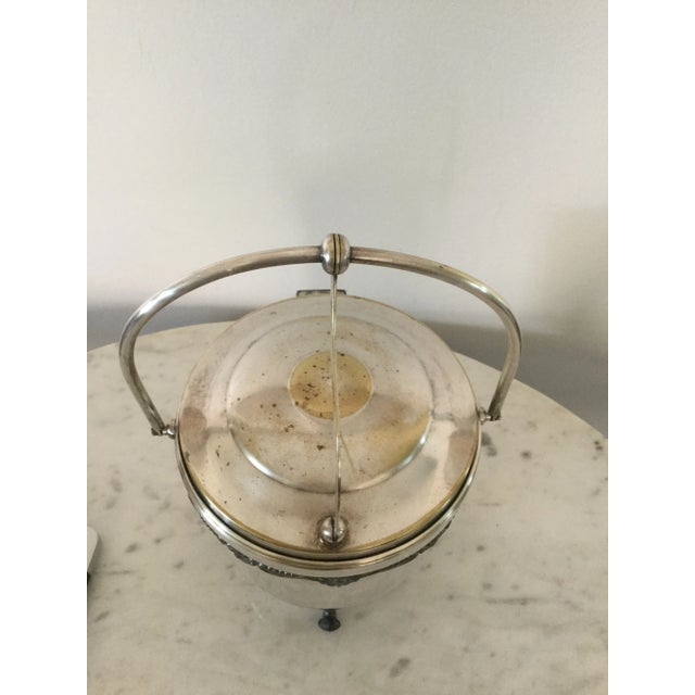 Traditional Mid 20th Century Vintage Footed English Regency Silver Plate Ice Bucket With Reticulating Hinge Lid Handle For Sale - Image 3 of 8
