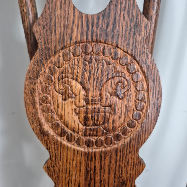 Ethan Allen 1940s h.w. Hull & Sons Oak Brace Back Windsor Dining Side Chairs W/ Carved Medallions, Set of 6 For Sale - Image 4 of 13