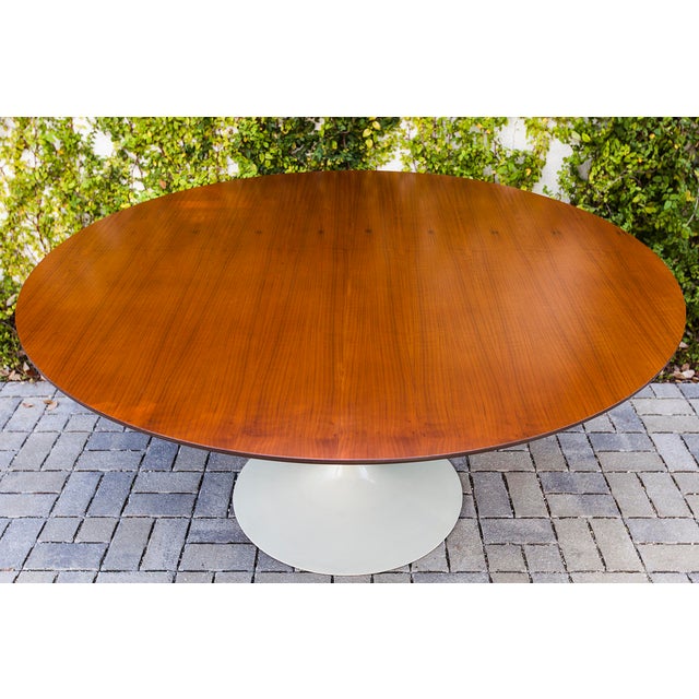 Vintage Original Round Saarinen Tulip Dining Table in Walnut by Knoll For Sale - Image 12 of 12