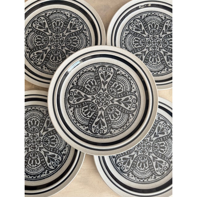 Black Set of 5 Noritake Primastone Dinner Plates – Malaga Pattern – Vintage Stoneware – 10.5 Inch Diameter For Sale - Image 8 of 12