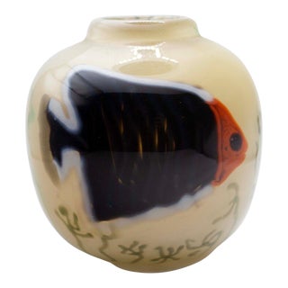 1977 Janet Kalman Signed Contemporary Clown Fish Design Studio Art Glass Vessel For Sale