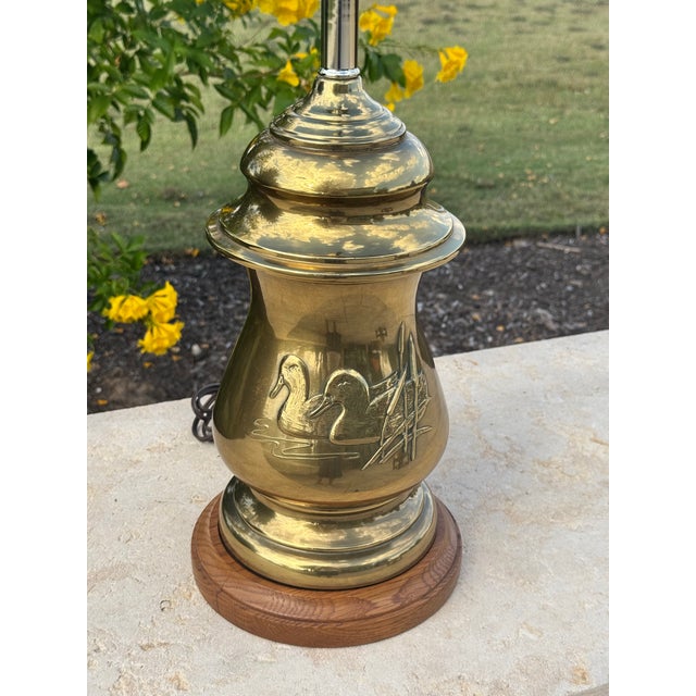 1970s 1970s Mid Century Brass Ginger Jar Urn Table Lamp With Embossed Ducks Design on Oak Base For Sale - Image 5 of 6