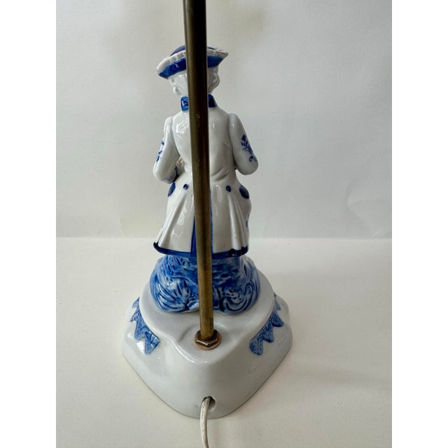 Vintage Mid-Century Porcelain Colonial Figurine Lamp With Frosted Ruffled Glass Shade For Sale - Image 4 of 7
