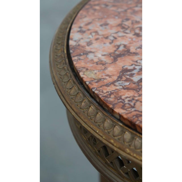 French Round Brocante Side Table with Gold-Colored Wooden Frame and Marble Top For Sale - Image 5 of 8