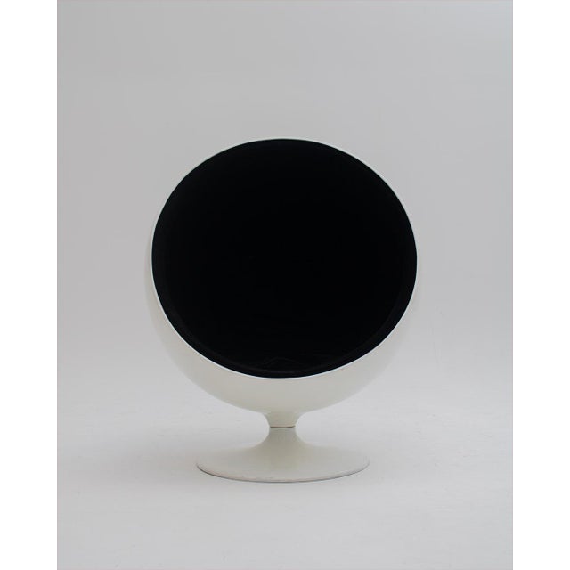 Ball chair in black velvet in perfect condition. A piece inspired by the design of Eero Aarnio, in impeccable condition.