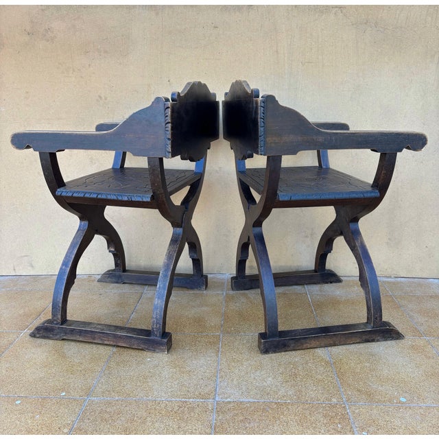 1920s Pair of Spanish Renaissance Revival Carved Savonarola Chairs, Early 20th Century For Sale - Image 5 of 10
