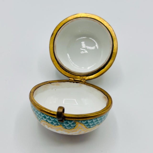 Antique French Hand-Painted Porcelain Hinged Box from Samson, Paris, 1900s For Sale - Image 14 of 15