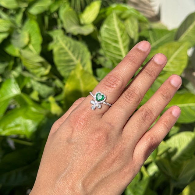 Heart Emerald and Diamond Statement Cocktail Ring in 18k Gold Size 4 For Sale In New York - Image 6 of 18